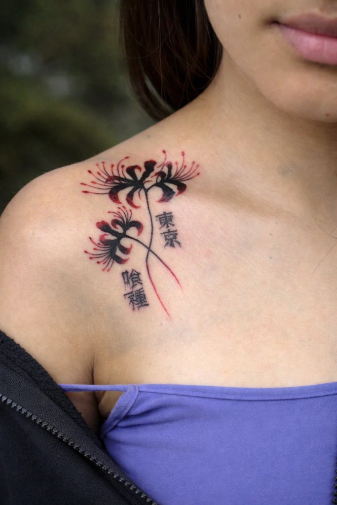 Fleurs rouges et noires accompagnées de caractères japonais sur le haut du torse