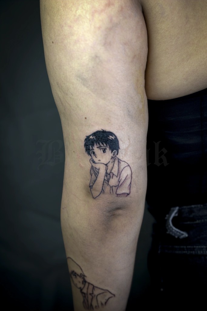 Tatouage de Shinji Ikari d’Evangelion sur le bras, le menton posé dans la main, en traits noirs